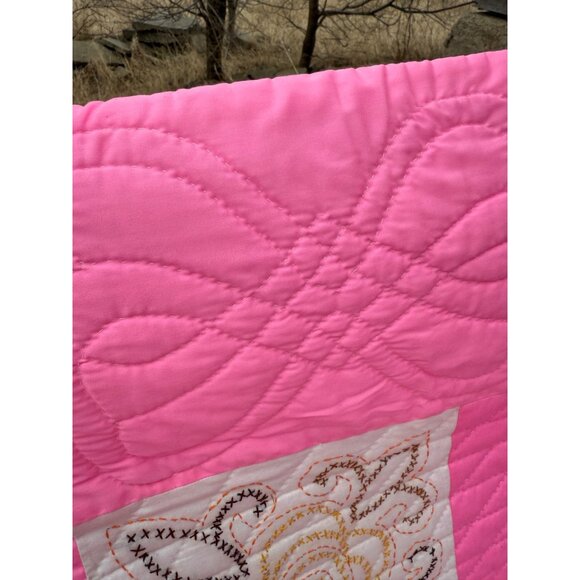 Vintage 60's Fluorescent Pink Quilt With Embroidered Patchwork 90x68" - Picture 15 of 16